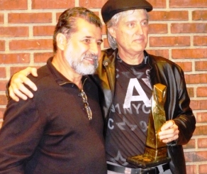 Creador de la esculltura galard&oacute;n y el homenajeado